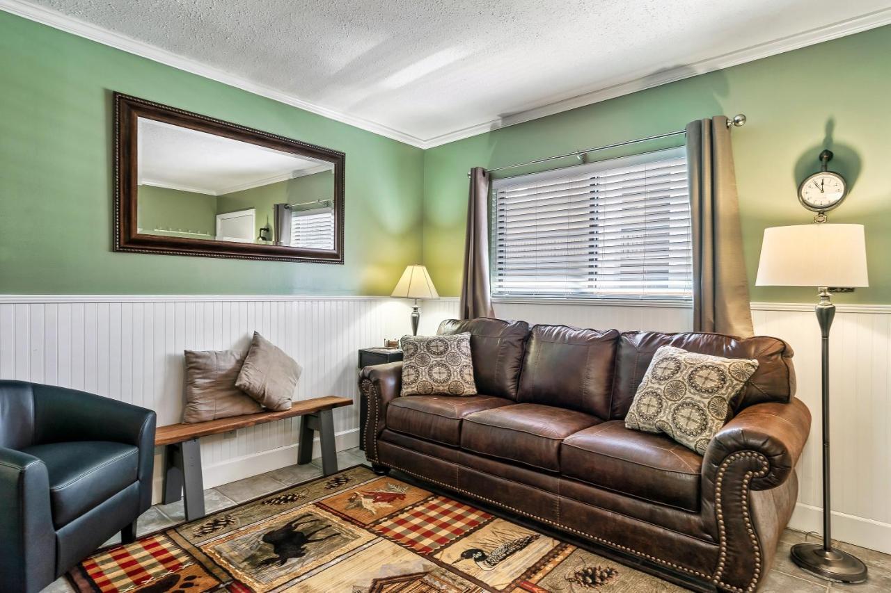 Lovely Condo W/ Indoor Pool *Only Steps To Parkway Gatlinburg Exterior foto