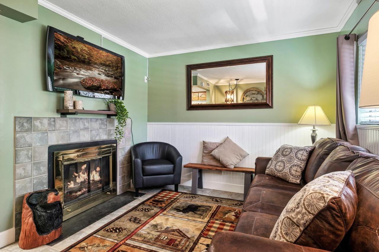 Lovely Condo W/ Indoor Pool *Only Steps To Parkway Gatlinburg Exterior foto