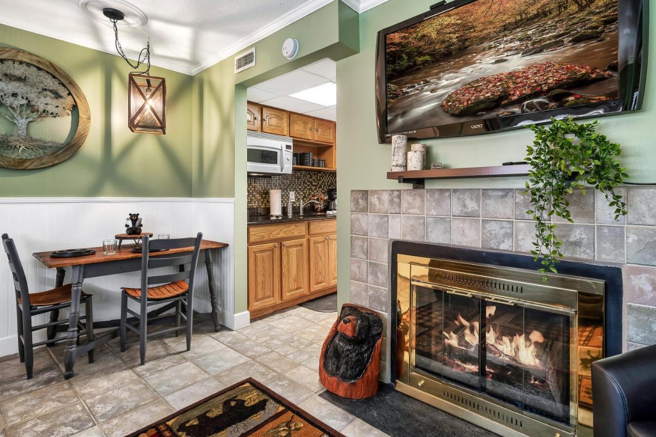 Lovely Condo W/ Indoor Pool *Only Steps To Parkway Gatlinburg Exterior foto
