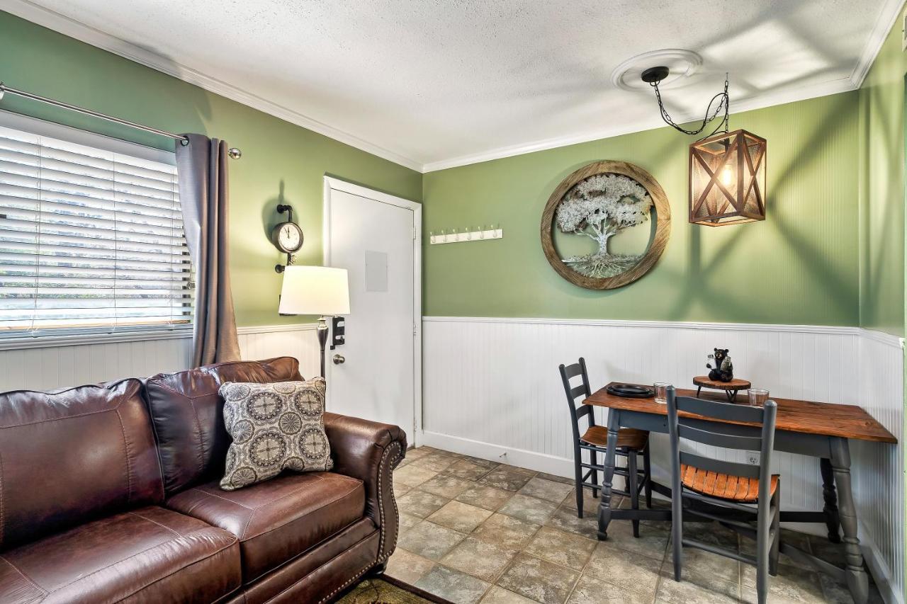 Lovely Condo W/ Indoor Pool *Only Steps To Parkway Gatlinburg Exterior foto