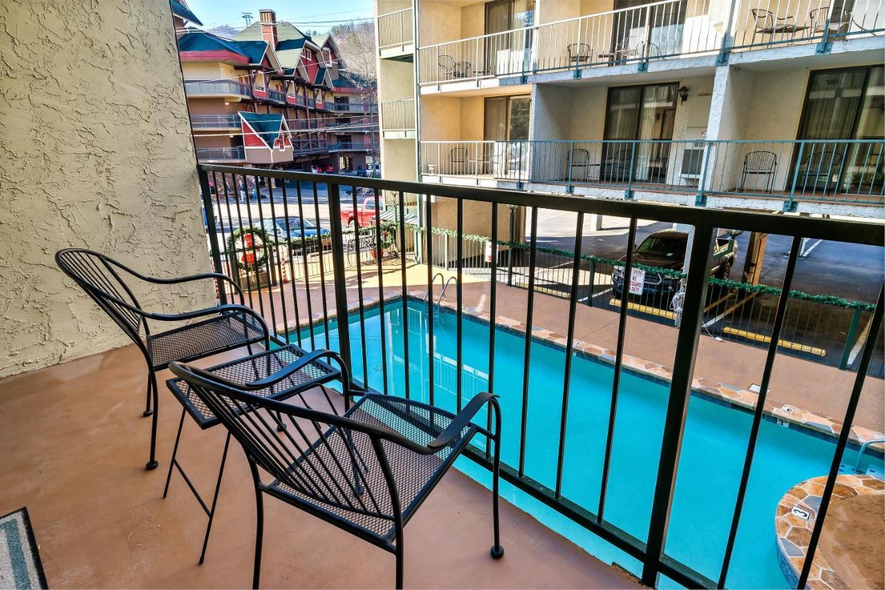 Lovely Condo W/ Indoor Pool *Only Steps To Parkway Gatlinburg Exterior foto
