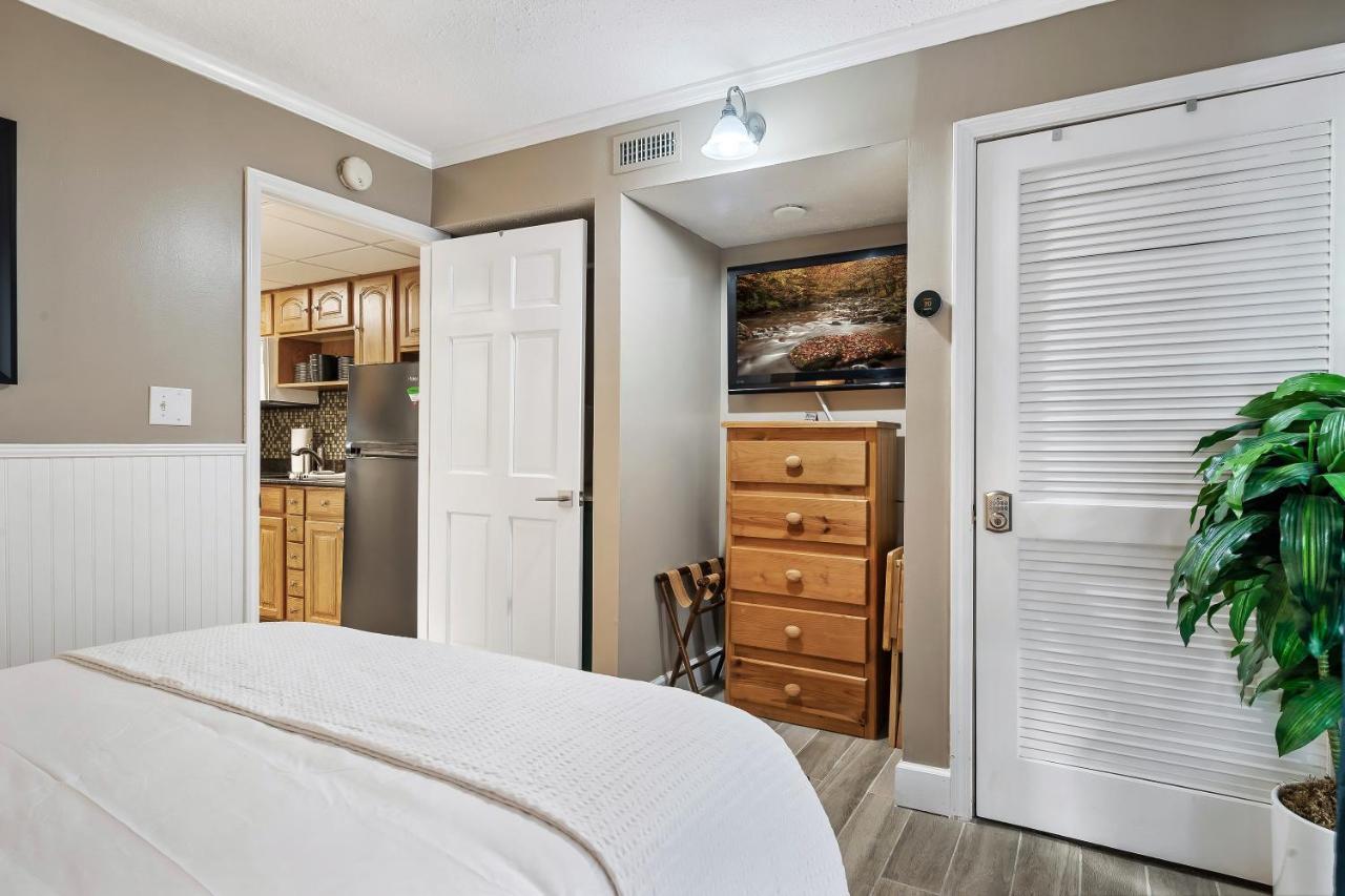 Lovely Condo W/ Indoor Pool *Only Steps To Parkway Gatlinburg Exterior foto