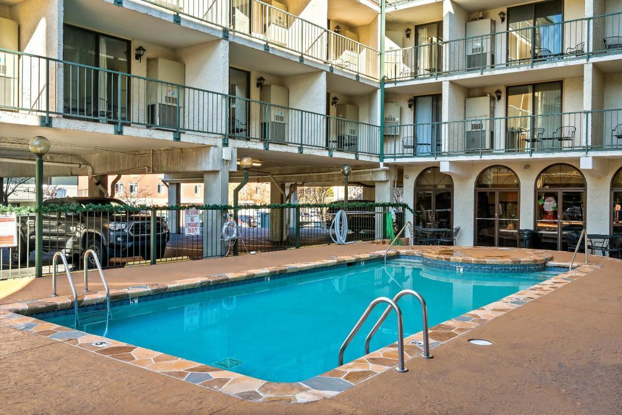 Lovely Condo W/ Indoor Pool *Only Steps To Parkway Gatlinburg Exterior foto