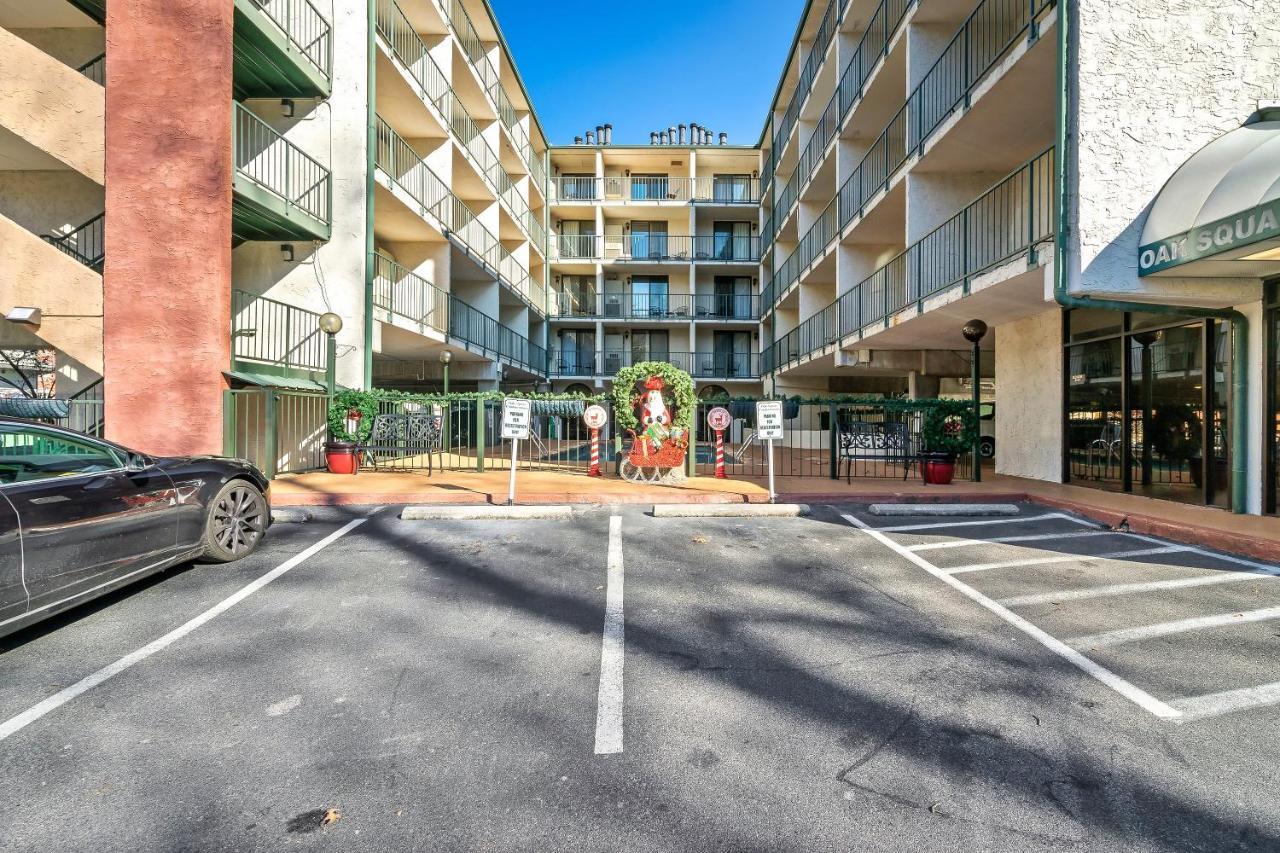 Lovely Condo W/ Indoor Pool *Only Steps To Parkway Gatlinburg Exterior foto
